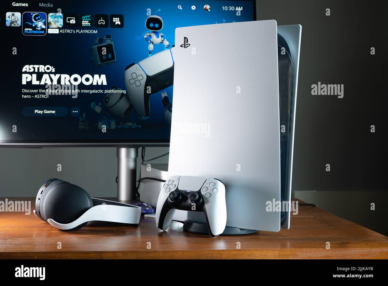 Bangkok, Thailand - 27. Juli 2022: PlayStation 5-Spielkonsole auf einem Tisch. Stockfoto