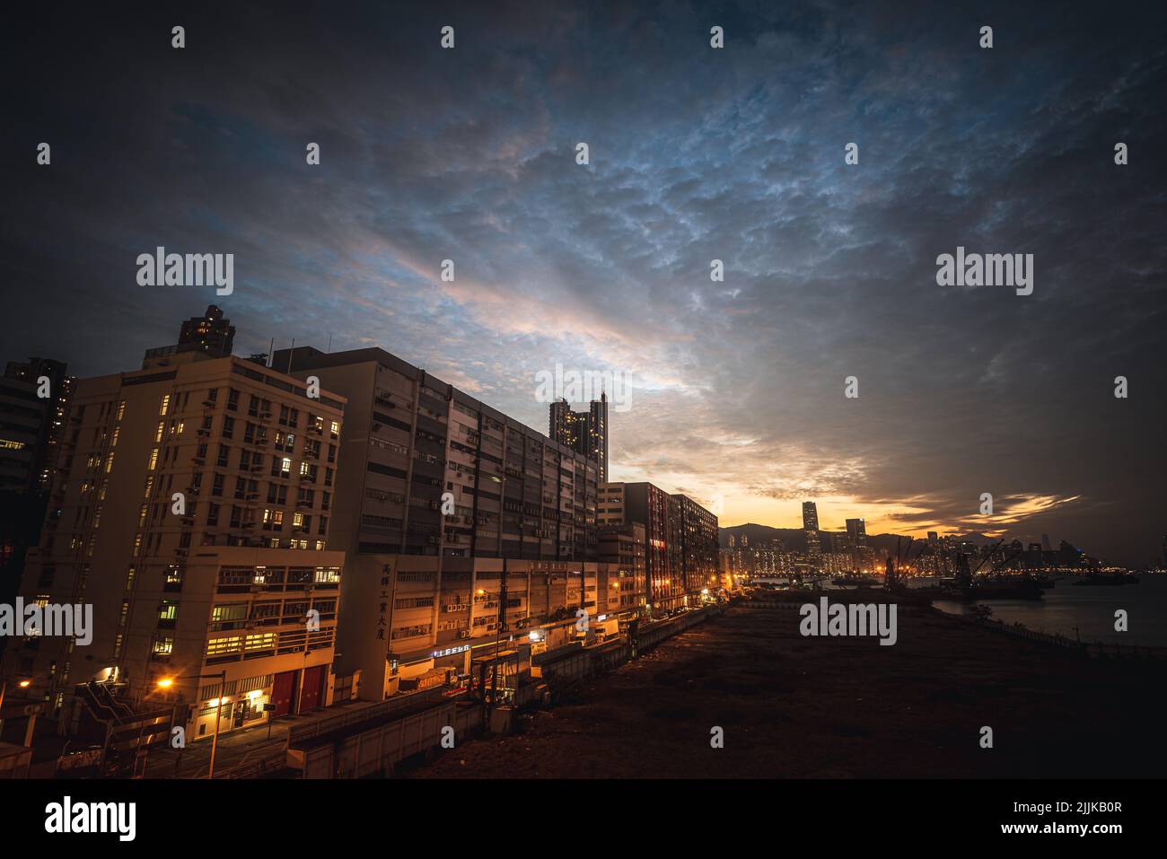 Die beleuchteten Gebäude an der Küste bei schönem Sonnenuntergang Stockfoto