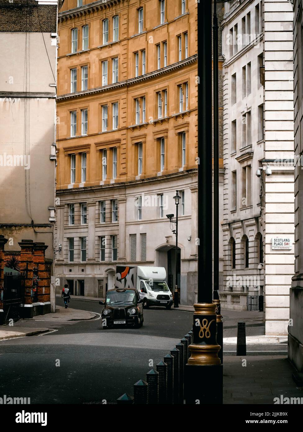 Eine vertikale Aufnahme des fahrenden Taxis auf der Straße von London. VEREINIGTES KÖNIGREICH. Stockfoto