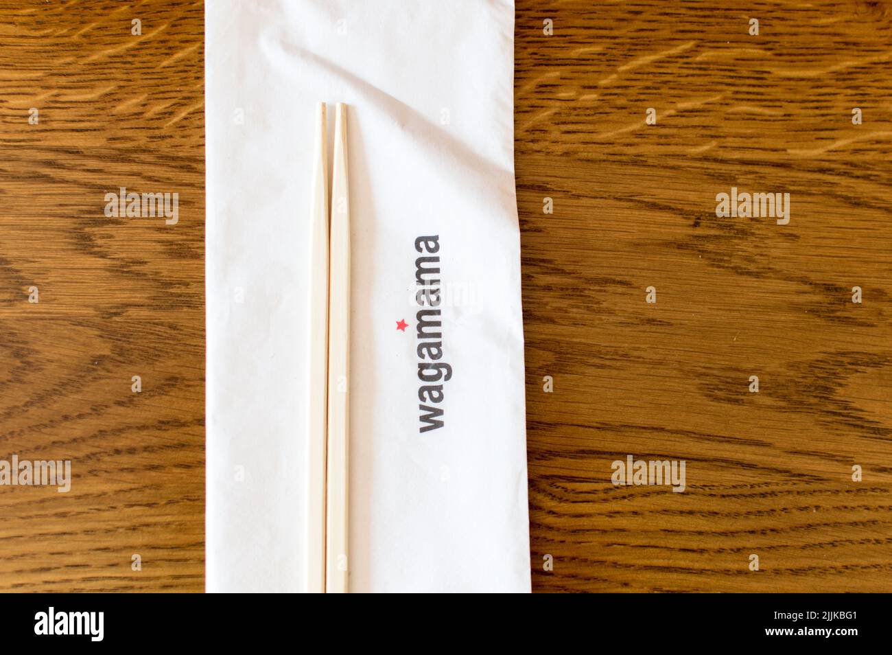 Wagamama Restaurant Setup mit Essstäbchen Stockfoto