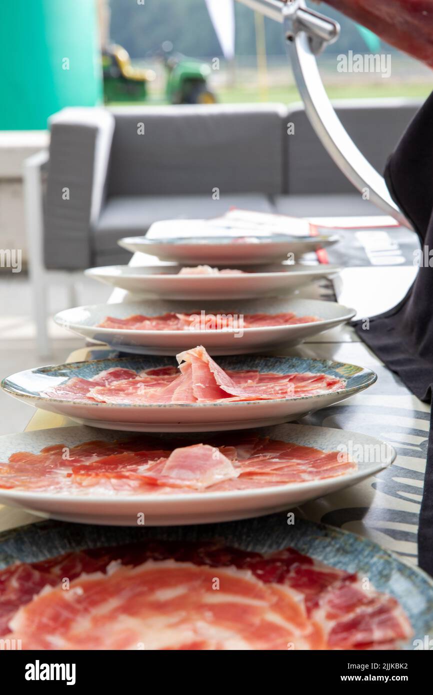 Teller mit frisch geschnittenem Schinken in Folge auf einer Party in Spanien Stockfoto