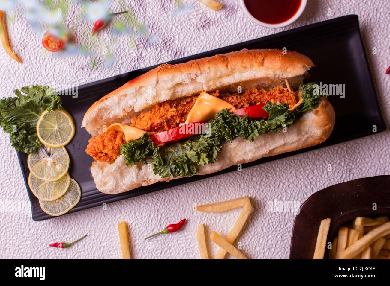 Burritos knusprige Hähnchenpackungen mit Hackfleisch, Bohnen und Gemüse. Mexikanisches Gericht. Platz zum Kopieren. Stockfoto