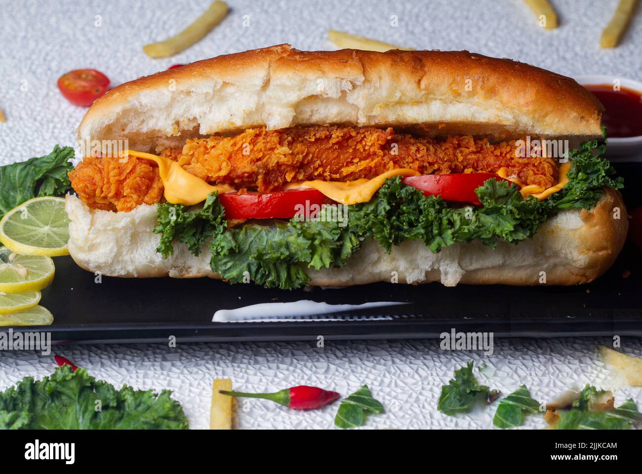 Burritos knusprige Hähnchenpackungen mit Hackfleisch, Bohnen und Gemüse. Mexikanisches Gericht. Platz zum Kopieren. Stockfoto