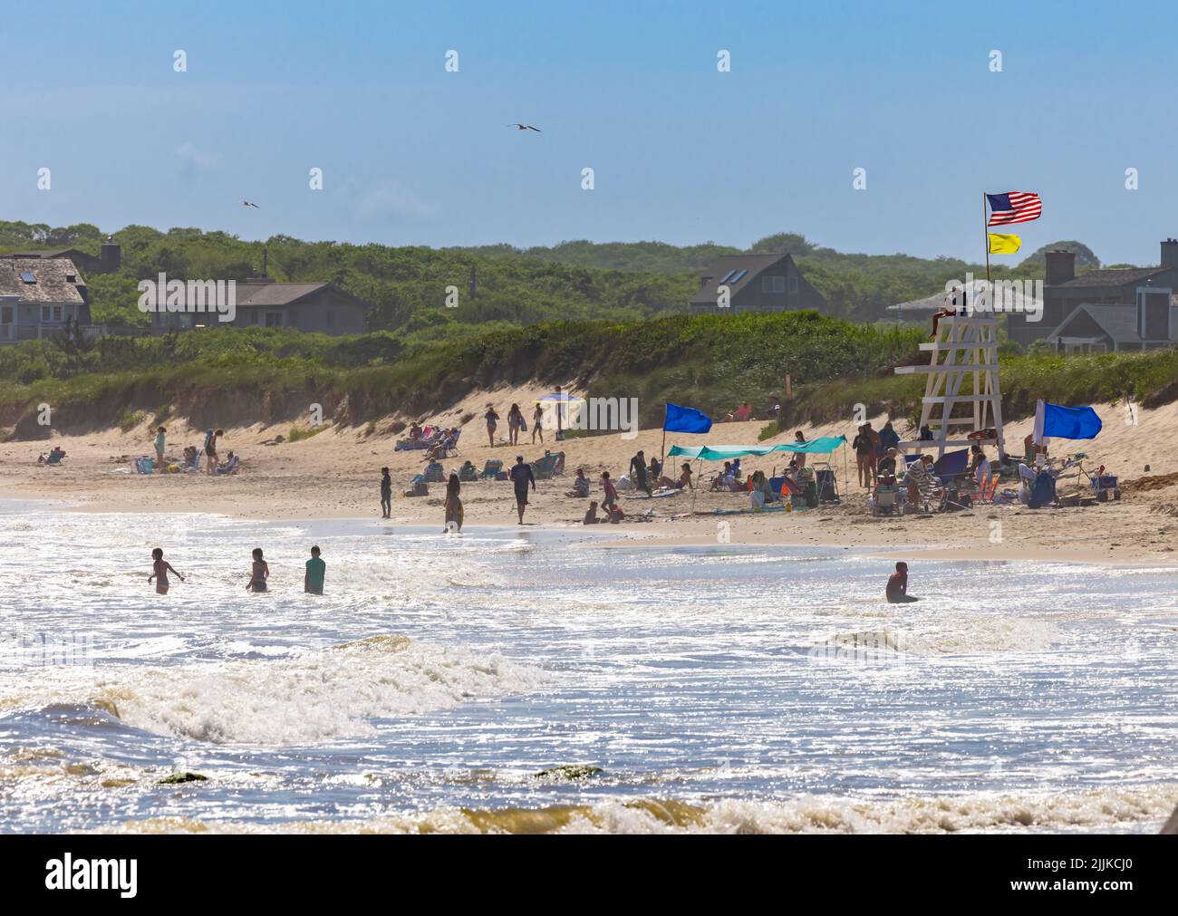 Menschen, die den Strand und das Meer in Ditch Plains genießen Stockfoto