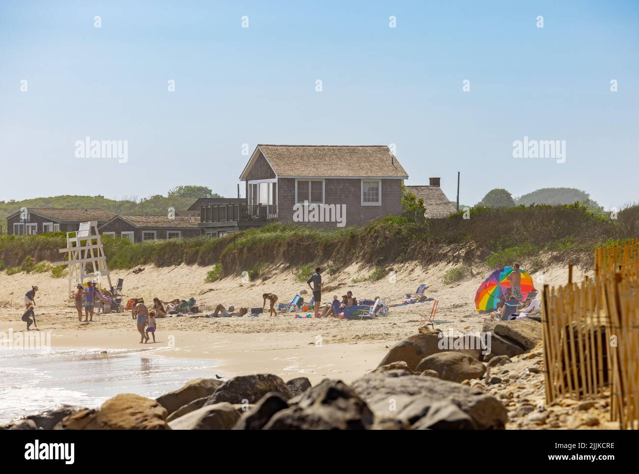 Menschen, die den Strand und das Meer in Ditch Plains genießen Stockfoto