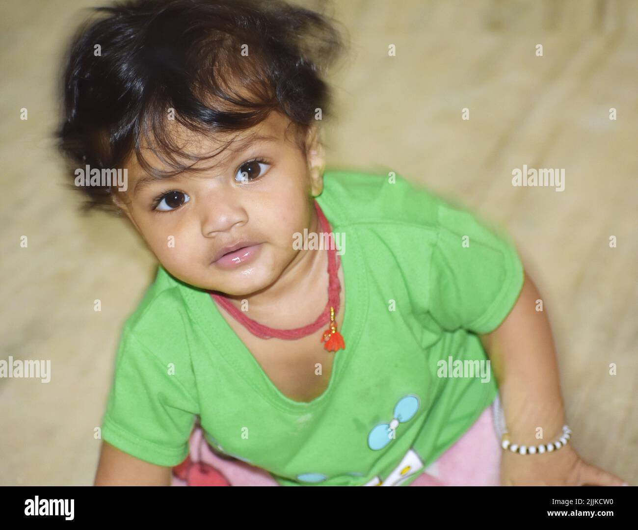 Eine Nahaufnahme eines niedlichen kleinen indischen Babys, das Accessoires trägt Stockfoto