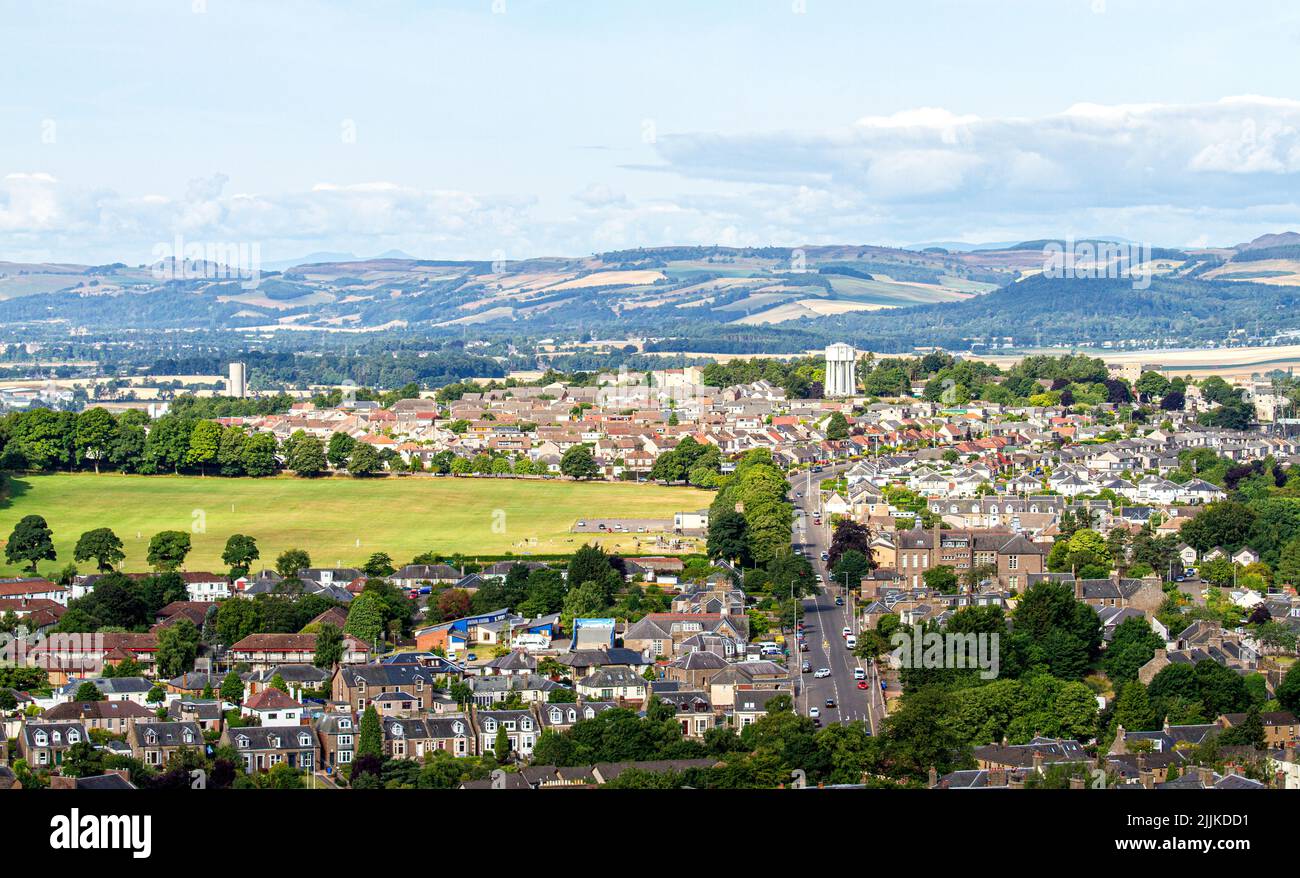 Dundee, Tayside, Schottland, Großbritannien. 27.. Juli 2022. UK Wetter: Ein warmer und trockener sonniger Julimorgen über Nordostschottland mit Temperaturen bis zu 18 Grad Die farbenfrohe Landschaft von Dundee und seinen umliegenden Vororten, vom „Gesetz“ aus gesehen, die Überreste einer vulkanischen Schwelle und der zentrale und höchste Punkt der Stadt. Kredit: Dundee Photographics/Alamy Live Nachrichten Stockfoto