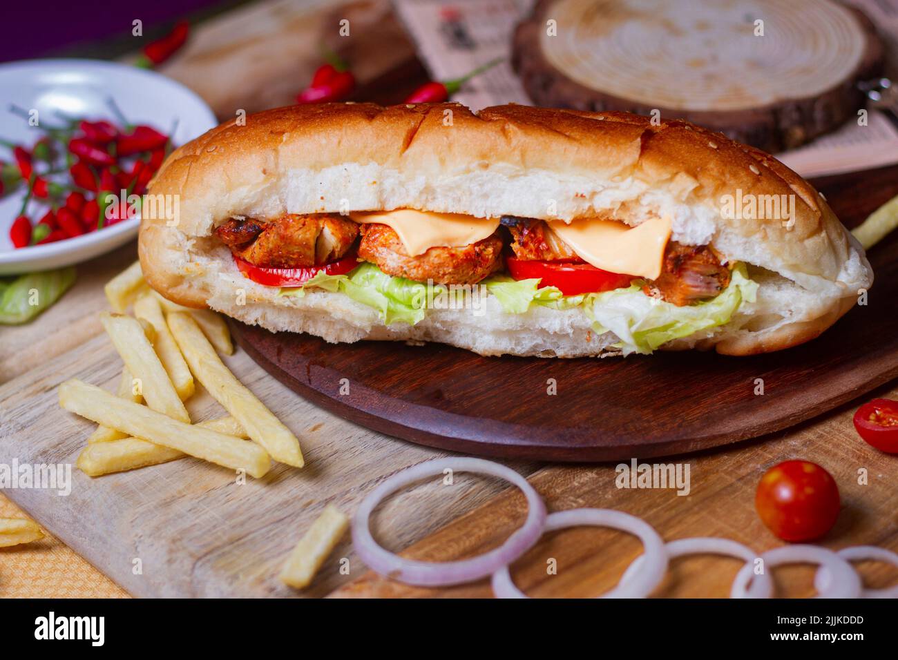 Chicken Tikka Roll, Tomatensauce und Drink Draufsicht auf arabische Street Food auf Holzhintergrund Stockfoto