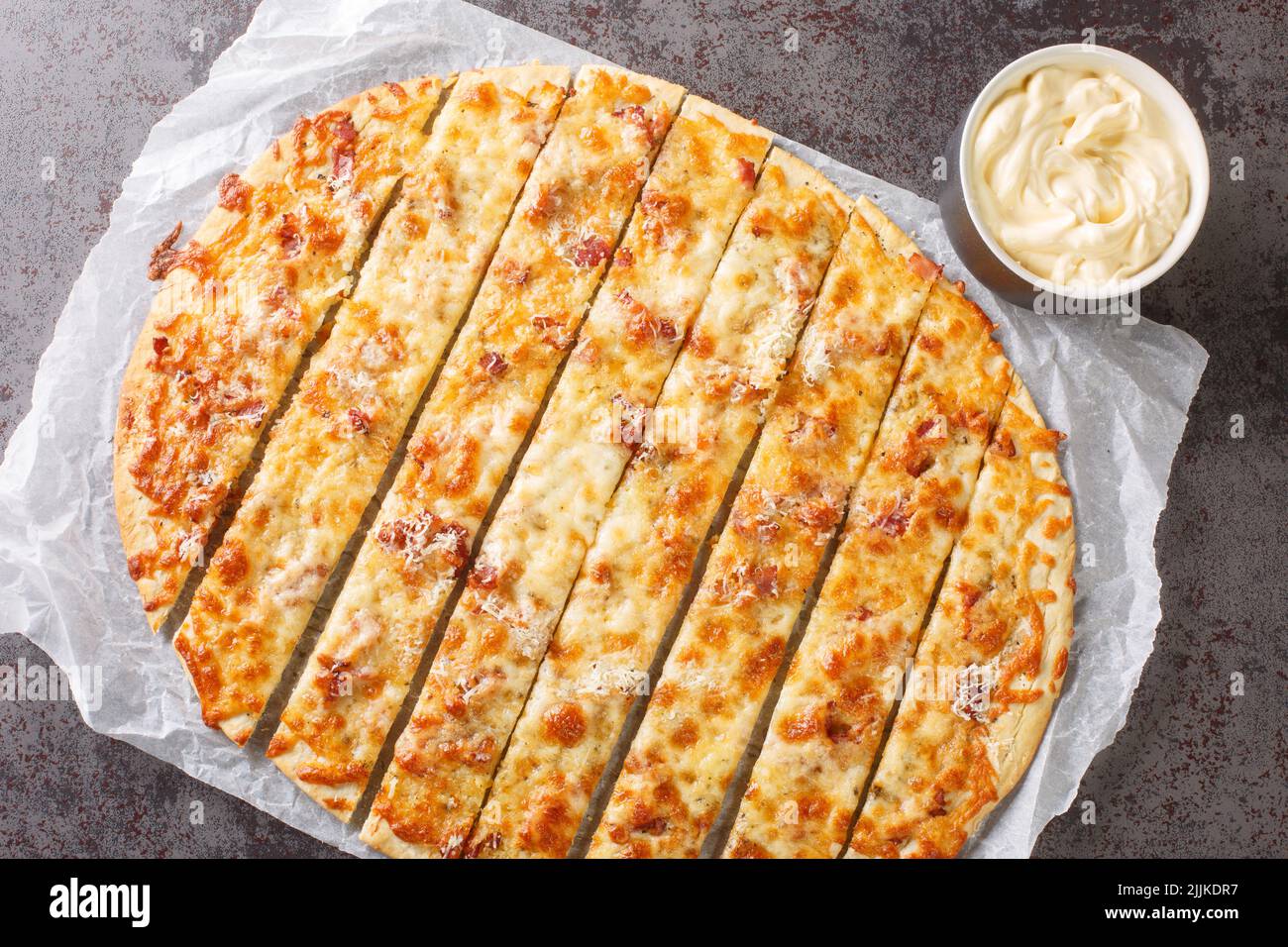 Pizza Knoblauchfinger mit Mozzarella-Käse, Speck und Kräuterbutter und ...