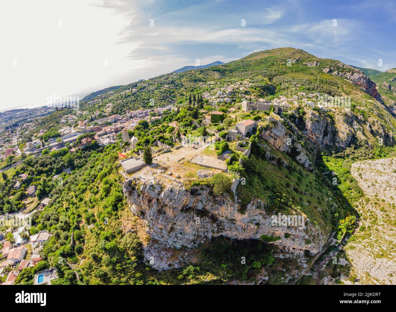 Altstadt. Sonniger Blick auf die Ruinen der Zitadelle in Stari Bar Stadt in der Nähe von Bar Stadt, Montenegro. Drohnenansicht Porträt eines verärgerten Mädchens, das in einem Café sitzt Stockfoto