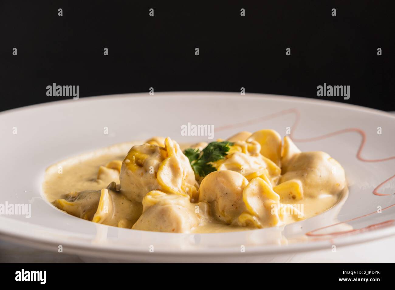 Eine köstliche italienische Ravioli-Pasta auf einem Holztisch Stockfoto