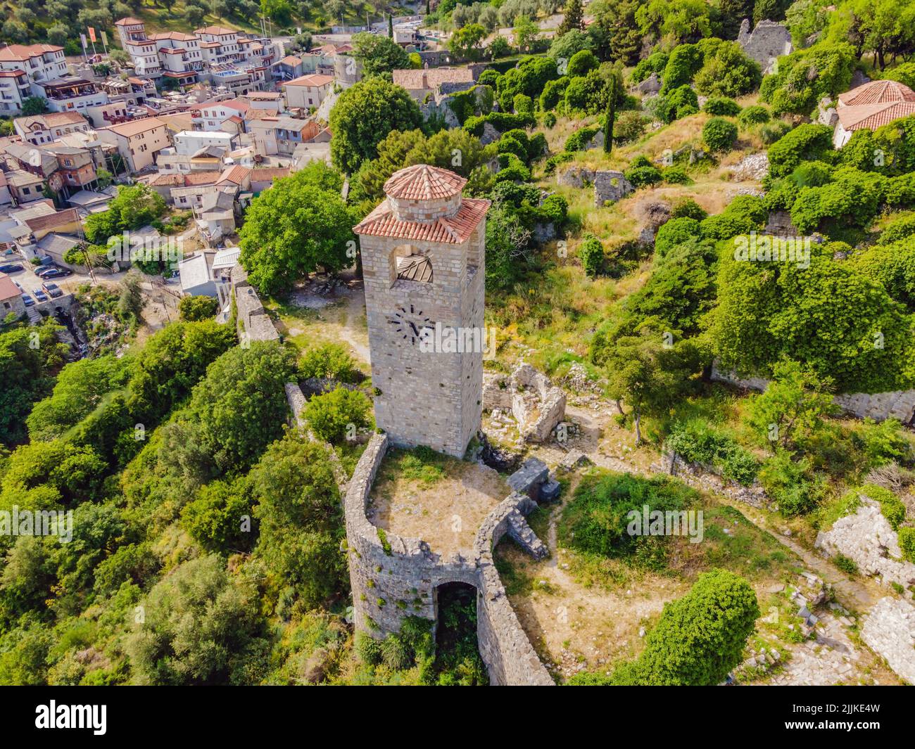 Altstadt. Sonniger Blick auf die Ruinen der Zitadelle in Stari Bar Stadt in der Nähe von Bar Stadt, Montenegro. Drohnenansicht Porträt eines verärgerten Mädchens, das in einem Café sitzt Stockfoto