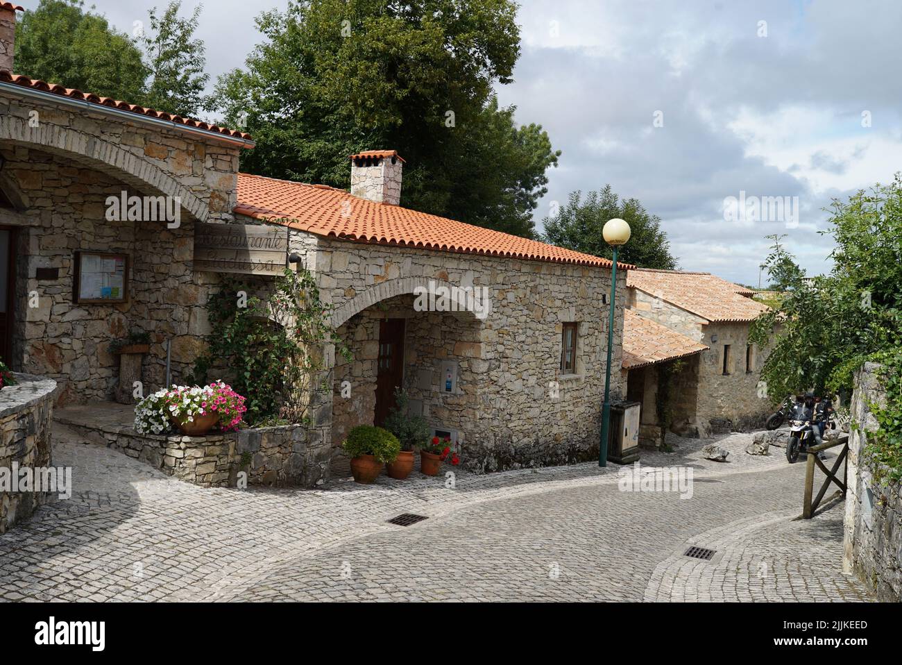 Seitenansicht eines alten Hauses in einer kleinen Stadt, Leiria, Portugal Stockfoto