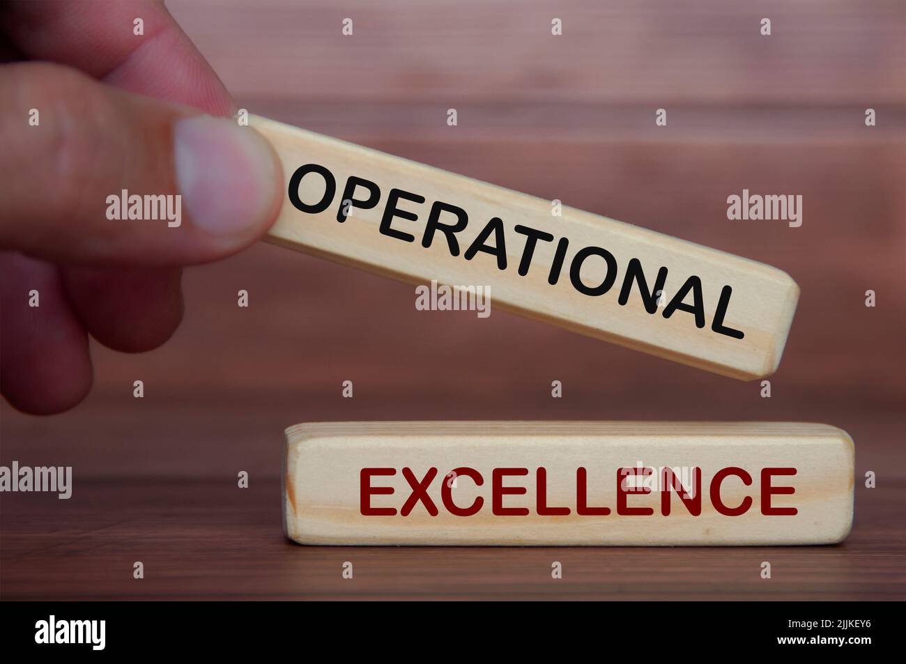 Handlicher Holzblock mit Text - Operational Excellence. Geschäftsstrategiekonzept Stockfoto