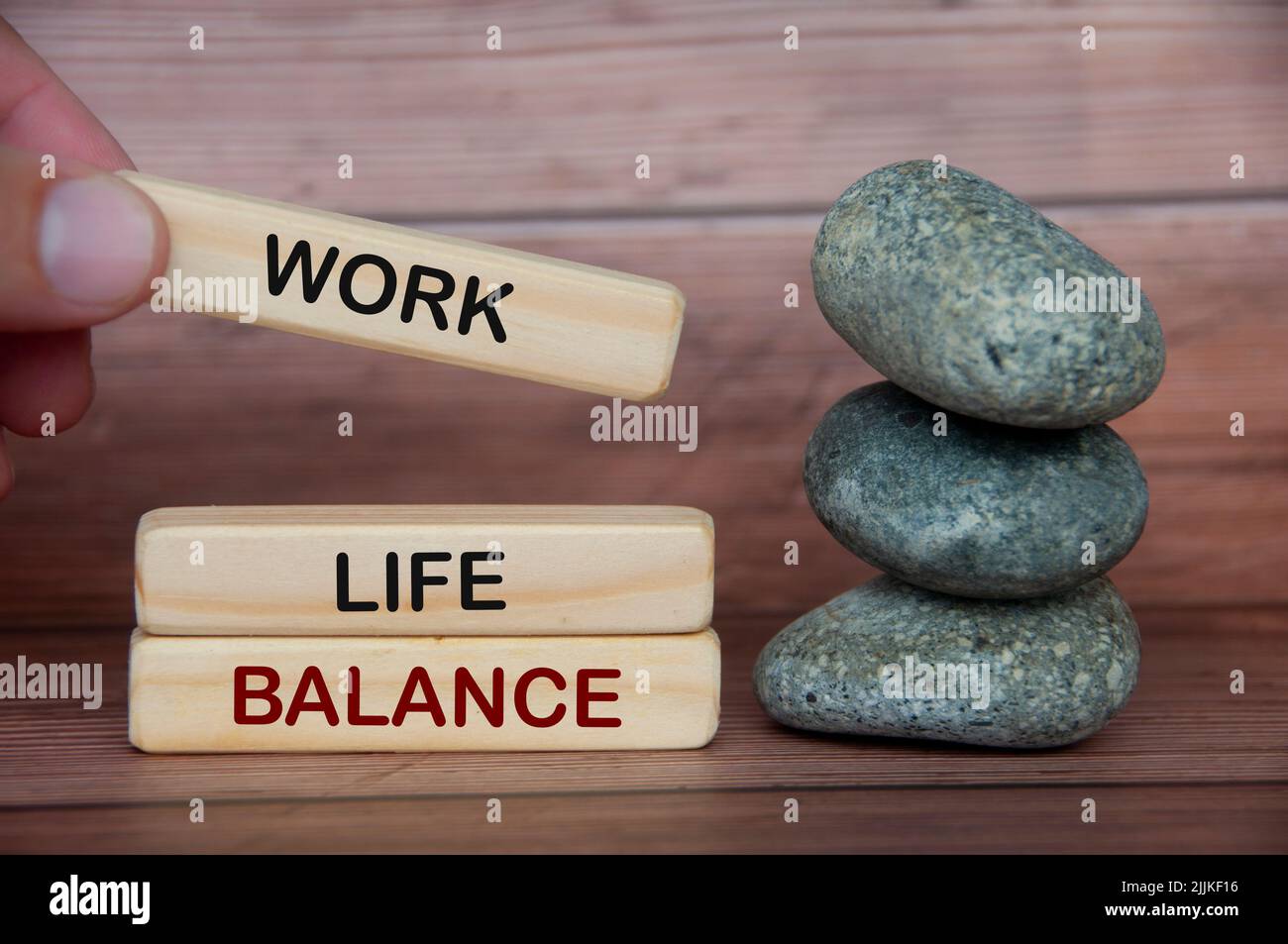 Work Life Balance Text auf Holzblöcken mit Steinen und Holzdeckelhintergrund. Neue Arbeitsweisen Konzept Stockfoto