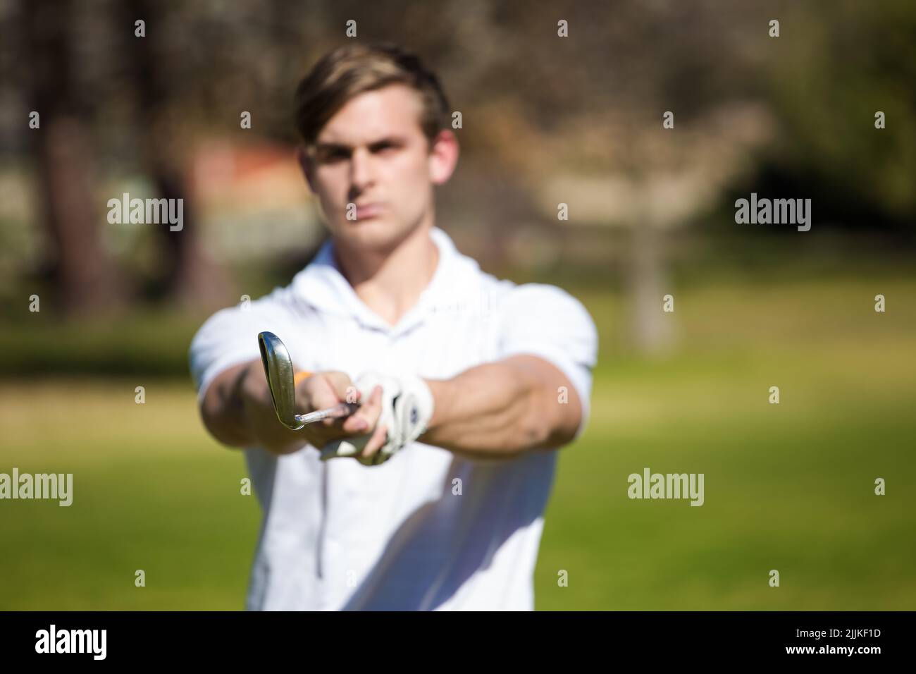 Ein junger kaukasischer Golfer, der sich auf einem Golfplatz vorbereitet, um eine Runde Golf zu spielen Stockfoto