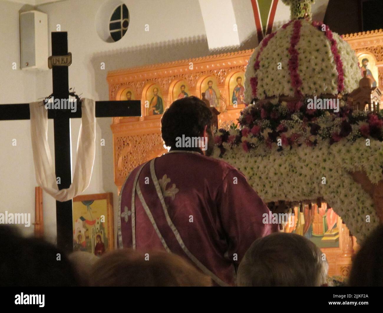 Pater Pavlos Potgieter, griechisch-orthodoxer Pfarrer von Bloemfontein, Südafrika, wurde wegen schwerer Strafanzeige von der SAPS verhaftet (in purpurfarbener Robe). Stockfoto