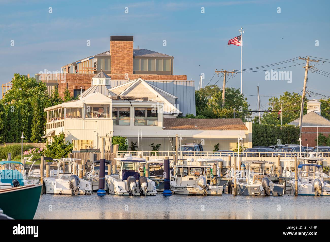 Das Beacon Restaurant und der Yachthafen in Sag Harbor, NY Stockfoto
