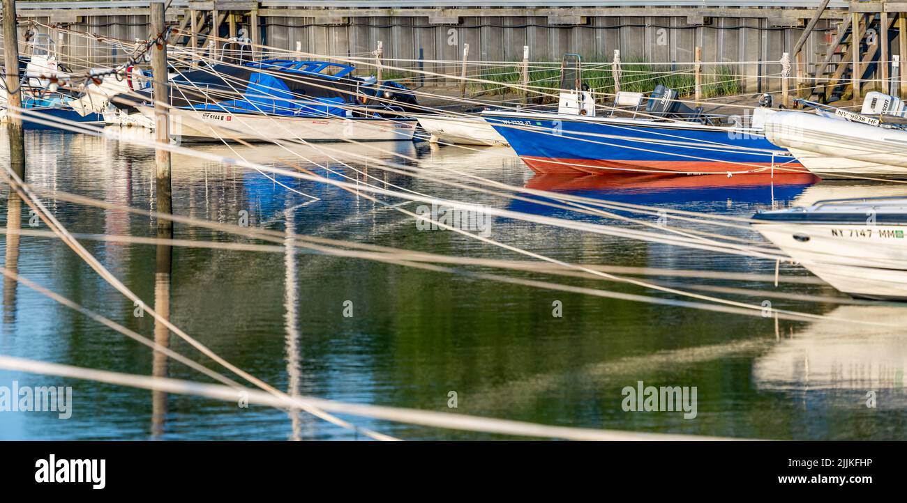 Boote auf Linien in Sag Harbor, NY Stockfoto
