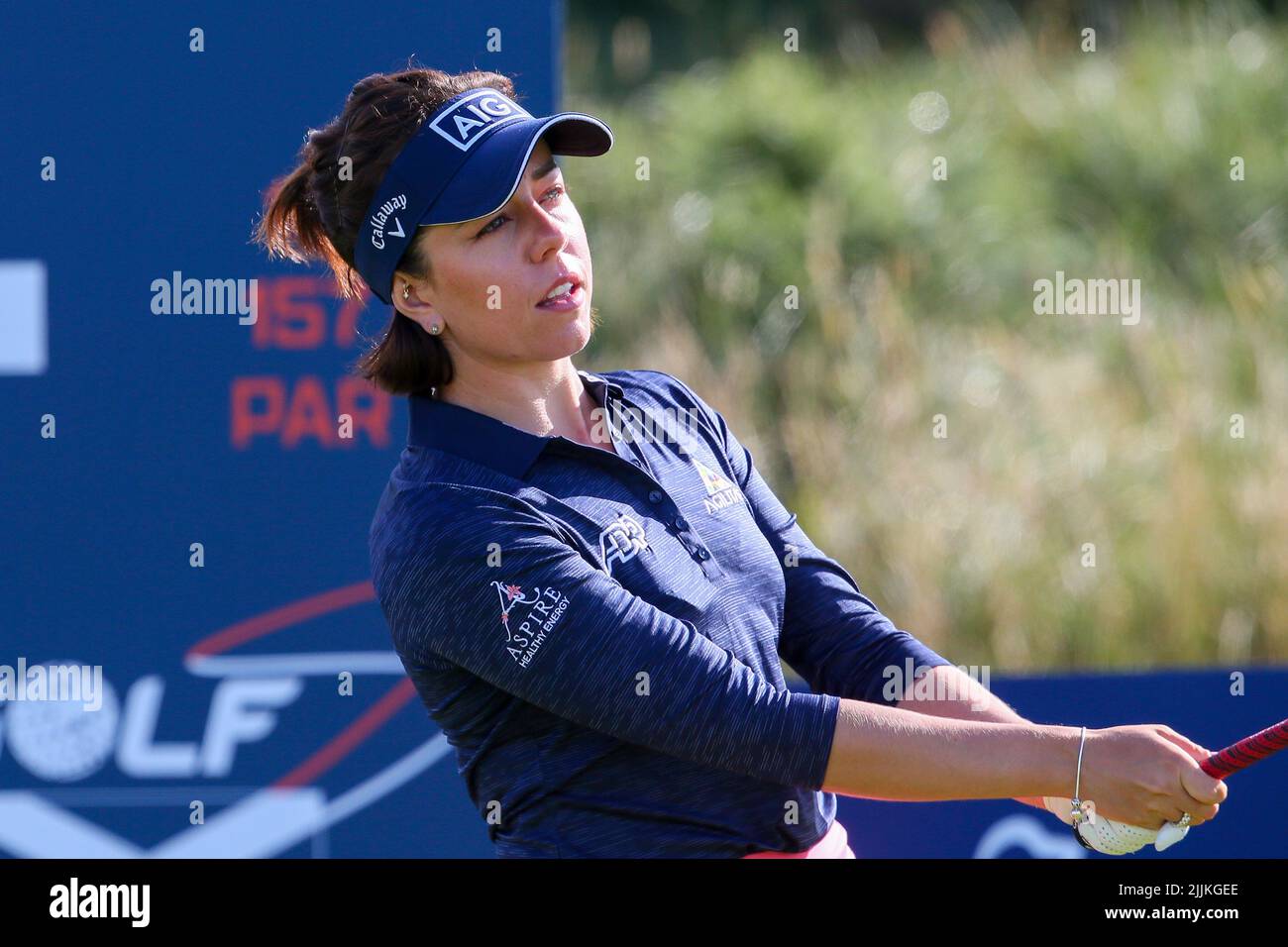 Irvine, Großbritannien. 27.. Juli 2022. Ein internationales Feld von 144 der weltbesten Golferinnen ist auf dem Dundonald Links Golf Course in der Nähe von Irvine, Ayrshire, Schottland, Großbritannien, um am Wettbewerb Trust Women's Scottish Open Golf teilzunehmen. Der Wettbewerb hat einen Geldbeutel von $2.000.000 und der Gewinner erhält 300.000 US-Dollar. Georgia Hall Abschlag am 4.. Kredit: Findlay/Alamy Live Nachrichten Stockfoto