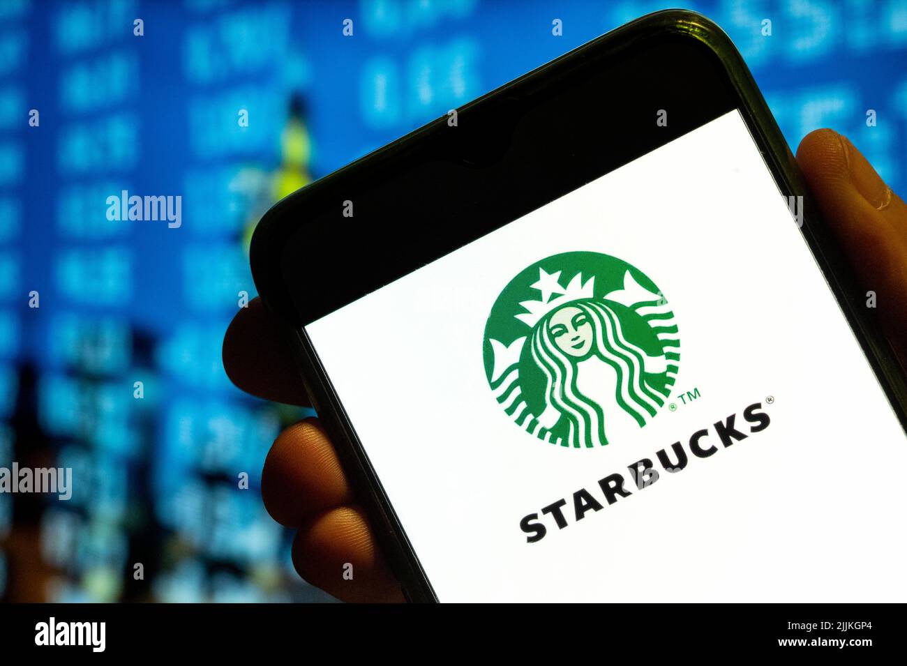 China. 25.. Juli 2022. In dieser Abbildung wird das Logo der amerikanischen multinationalen Kette Starbucks Coffee auf einem Smartphone-Bildschirm angezeigt. Kredit: SOPA Images Limited/Alamy Live Nachrichten Stockfoto