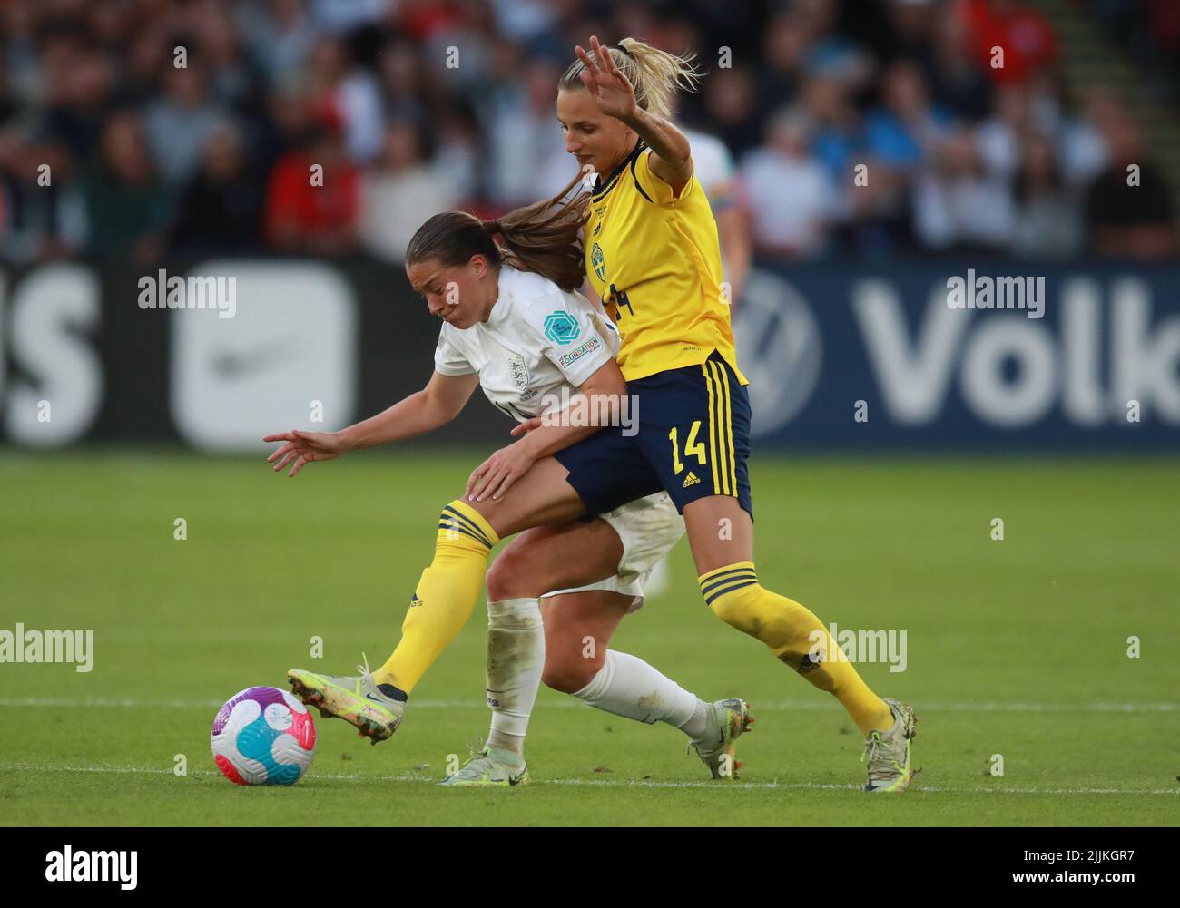 Sheffield, England, 26.. Juli 2022. Lauren Hemp aus England wurde von Nathalie Bjorn aus Schweden während des Spiels der UEFA Women's European Championship 2022 in Bramall Lane, Sheffield, herausgefordert. Bildnachweis sollte lauten: Simon Bellis / Sportimage Stockfoto