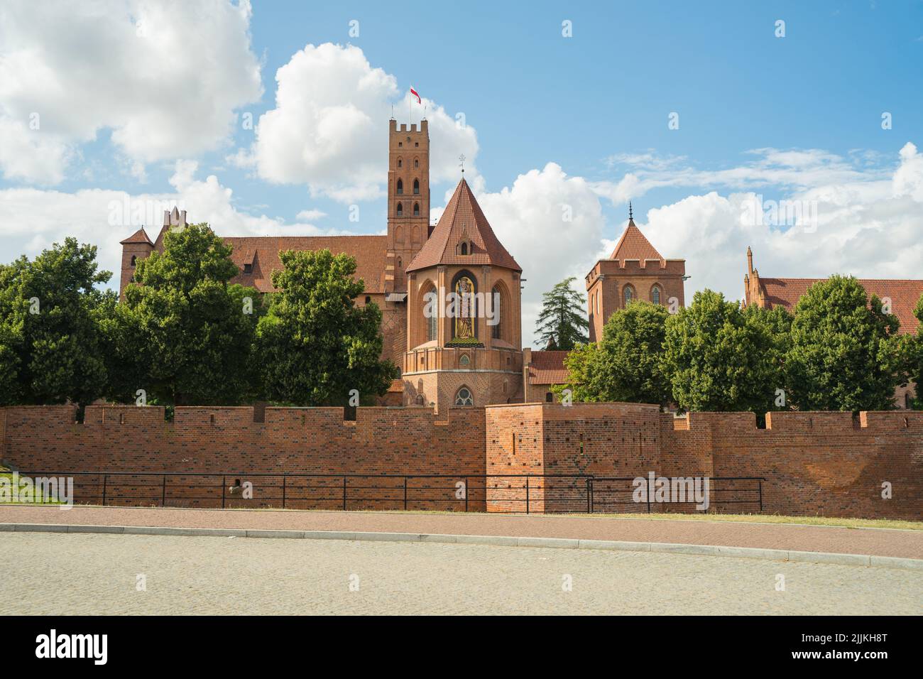 Außenansicht des hohen Schlosses in Malbork mit einem sichtbaren Turm und der Kapelle der seligen Jungfrau Maria Stockfoto