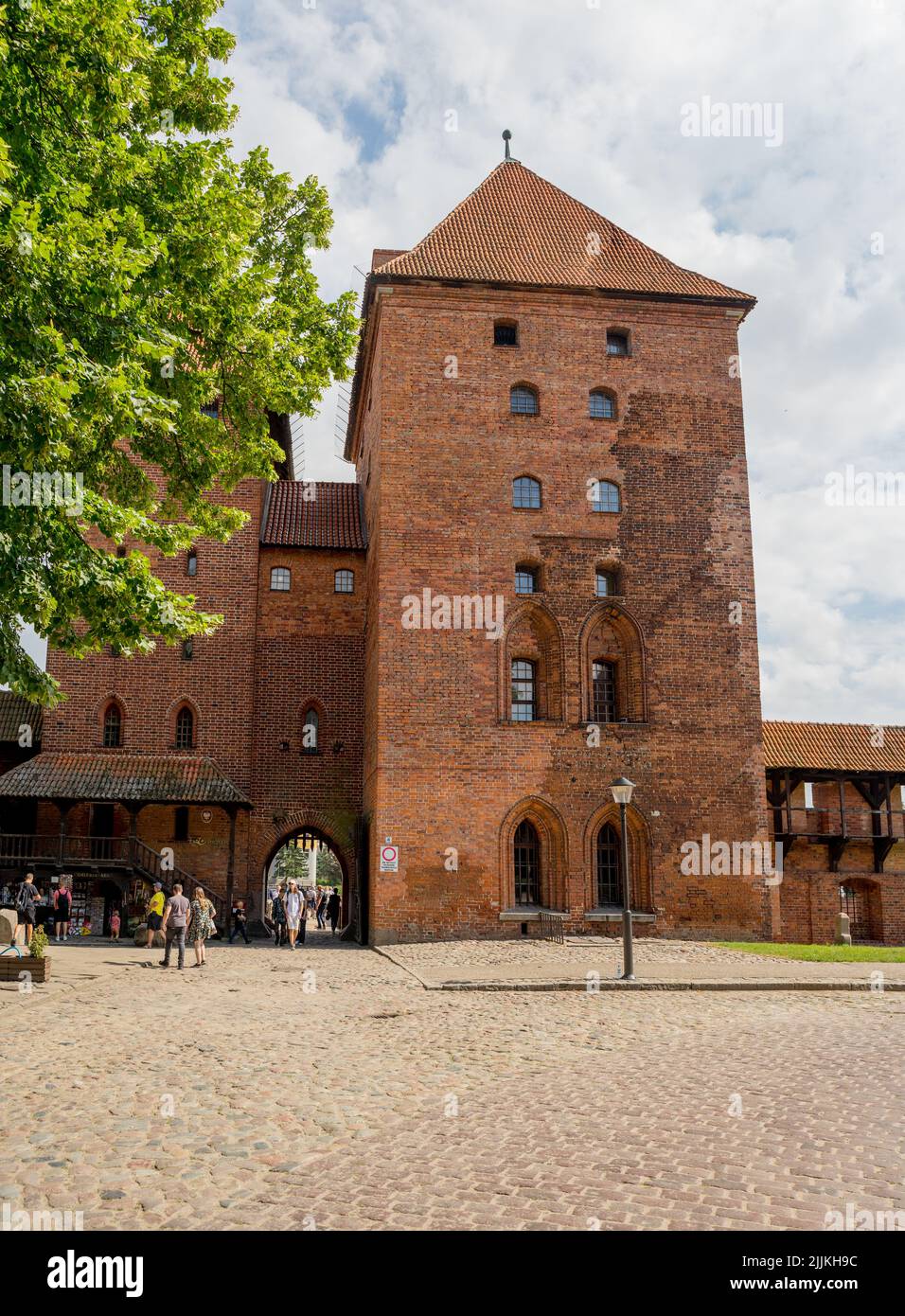 Eingang (Turm) zum äußeren bailey von innen gesehen. Schloss in Malbork (Polen) Stockfoto