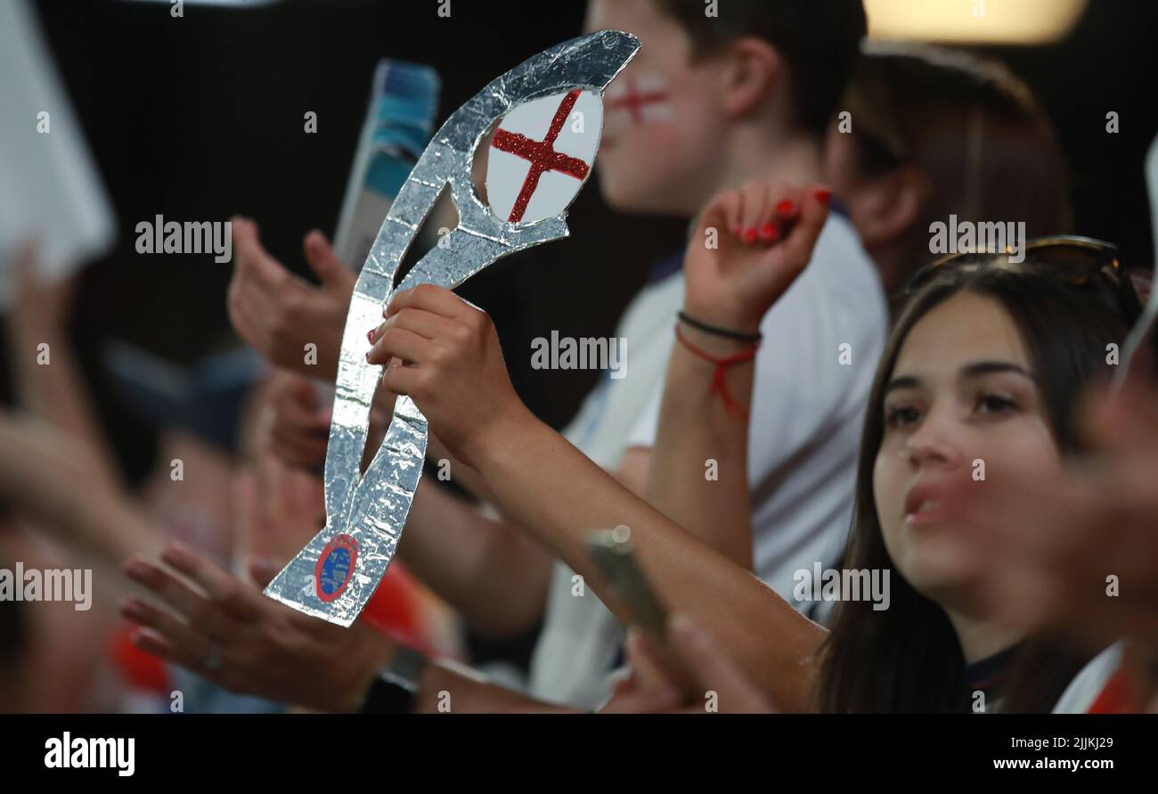 Sheffield, England, 26.. Juli 2022. Ein Fan mit einer Tinnfolie-Turniertrophäe während des Spiels der UEFA Women's European Championship 2022 in Bramall Lane, Sheffield. Bildnachweis sollte lauten: Simon Bellis / Sportimage Stockfoto