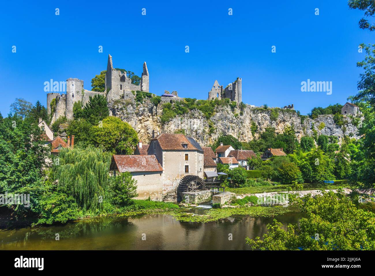 Schloss aus dem 11.. Jahrhundert auf einem Felsvorsprung mit Blick auf den Fluss in Angles-sur-l'Anglin, Vienne (86), Frankreich. Stockfoto