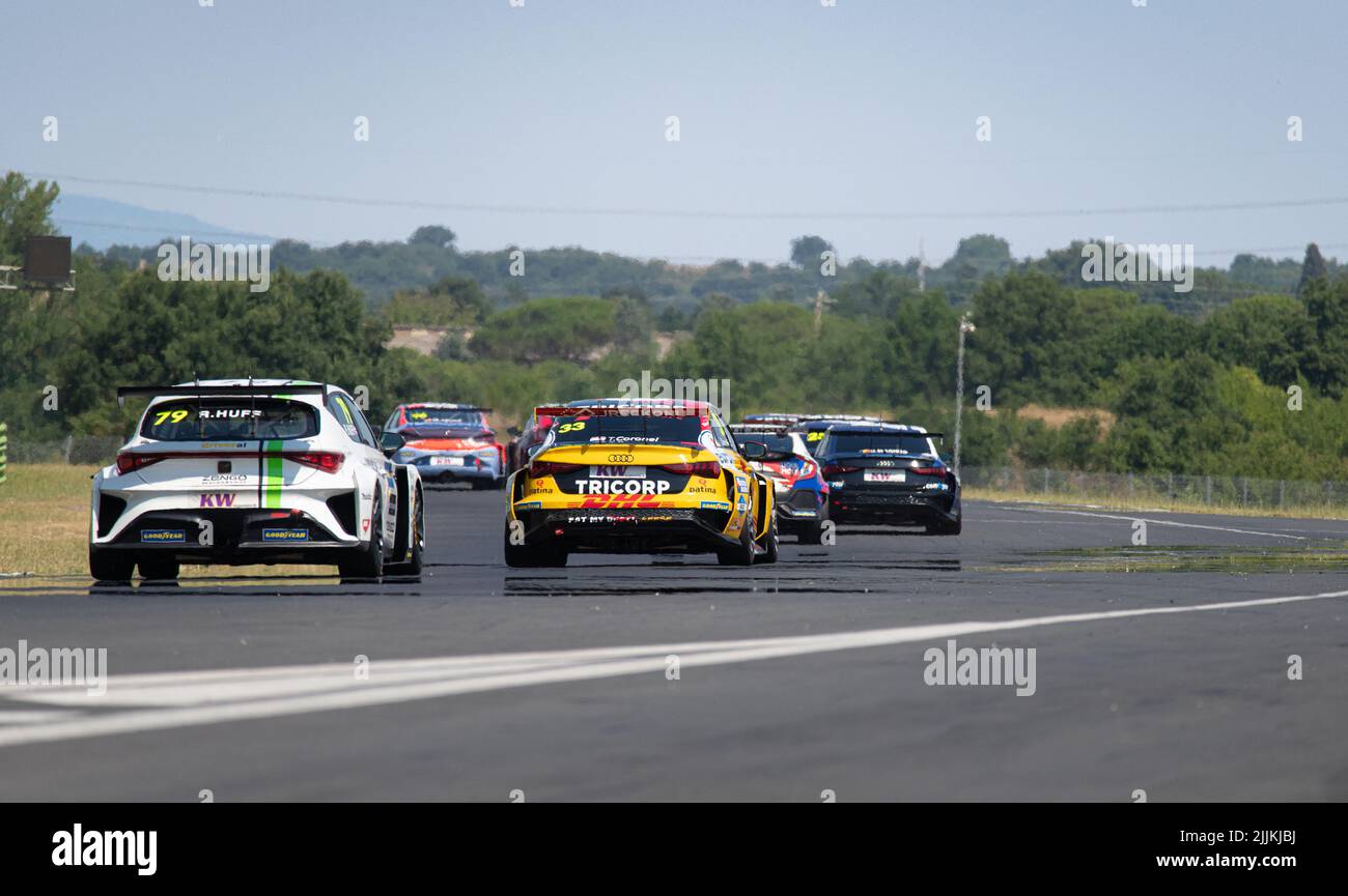 Racing TCR Autos Gruppe auf Asphalt Rennstrecke gerade. Vallelunga, Italien, 24 2022. juli, Rennen von Italien Stockfoto