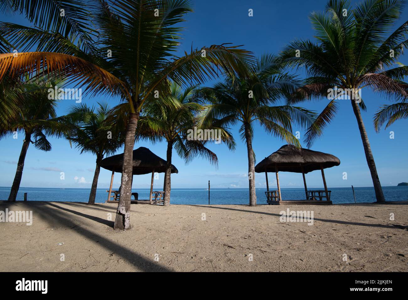 Eine tropische Insel mit Sand, Meer, Palmen Stockfoto