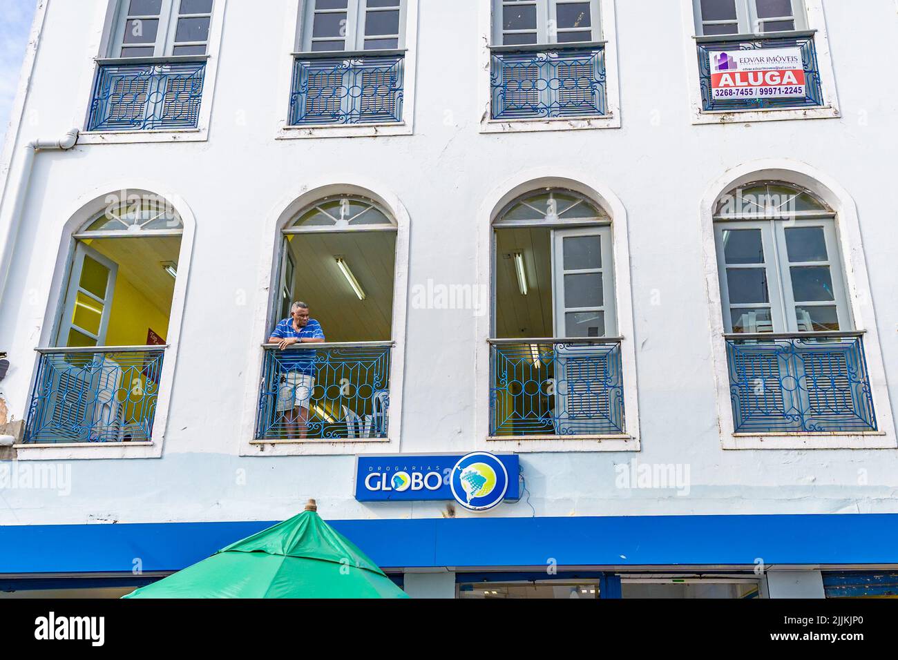 Foto des weißen Appartamentgebäudes in brasilien Stockfoto