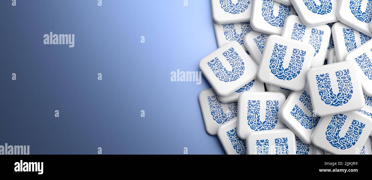 Logos des Konsumgüterunternehmens Unilever auf einem Haufen auf einem Tisch. Speicherplatz kopieren. Webbanner Format.V Stockfoto