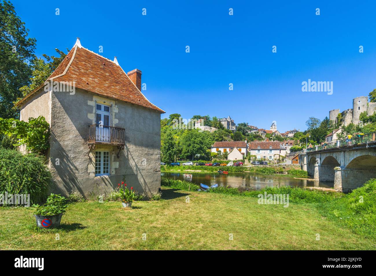 Traditionelle Häuser am Ufer des Flusses Anglin - Angles-sur-l'Anglin, Vienne (86), Frankreich... eines der '100 Plus Belles Villages de France'. Stockfoto