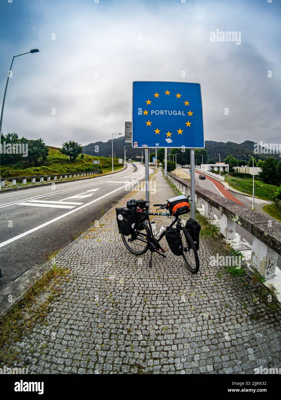 Ein Eingang von Portugal von der spanischen Straße in der Nähe von Lovelhe Stadt mit Fahrradtourenausrüstung Stockfoto
