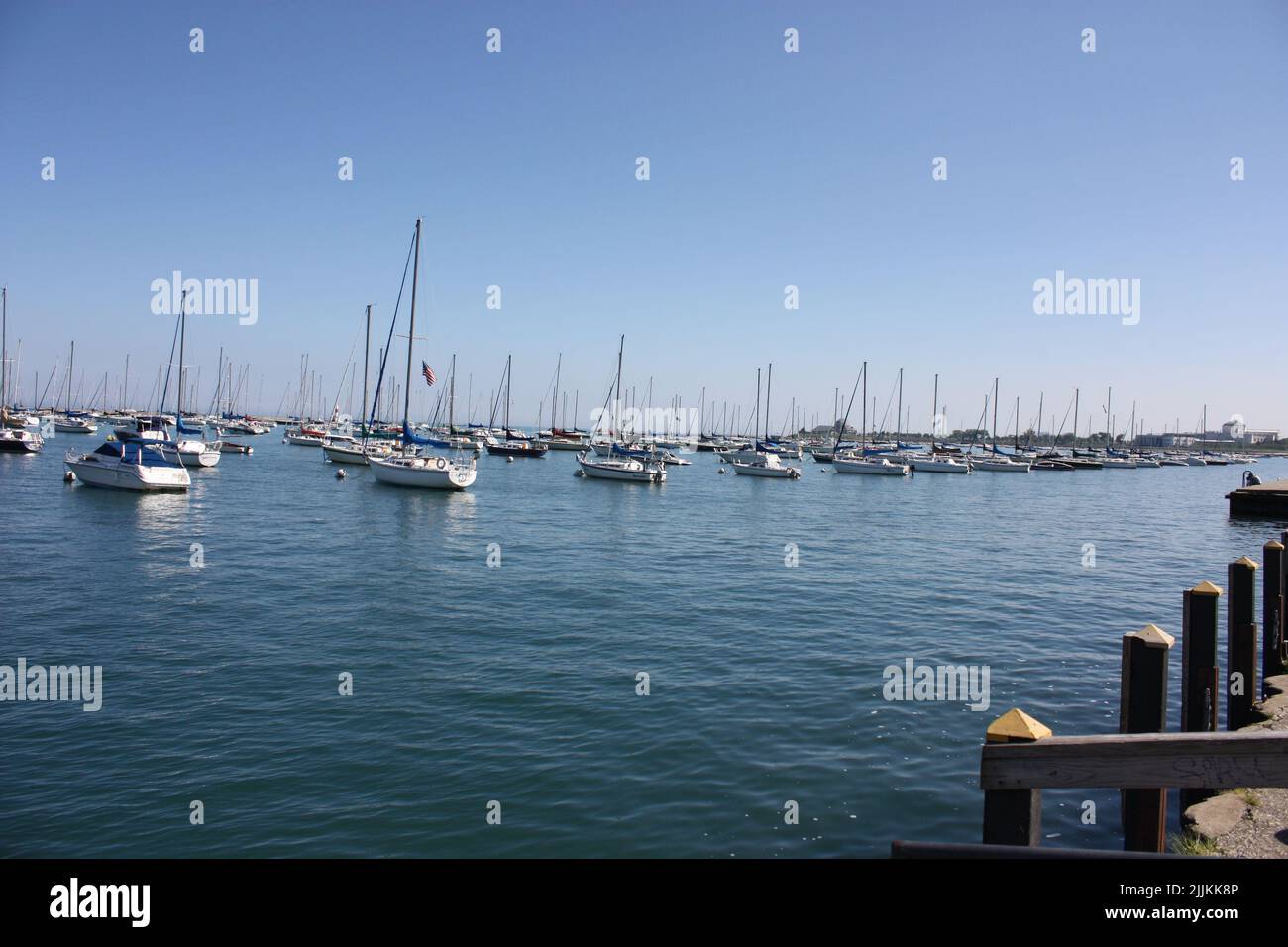 Die schwimmenden Boote und Schiffe in der Nähe der Anlegestelle in Chicago, USA Stockfoto