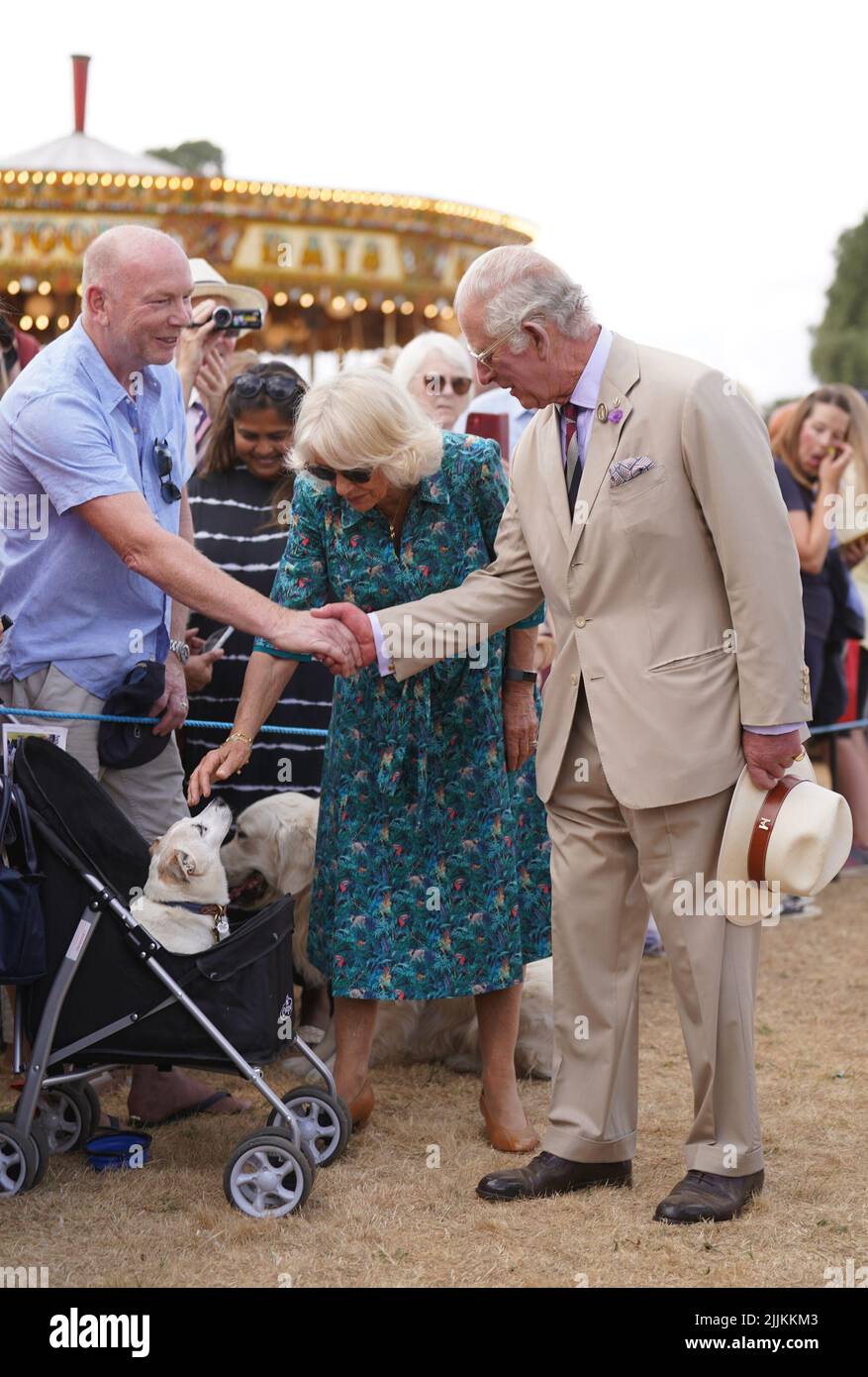 Die Herzogin von Cornwall schürt Dill, einen Jack Russell Terrier, als sie während ihres Besuchs und ihrer Tour zur Sandringham Flower Show im Sandringham House in Norfolk Mitglieder der Öffentlichkeit mit dem Prince of Wales trifft. Bilddatum: Mittwoch, 27. Juli 2022. Stockfoto