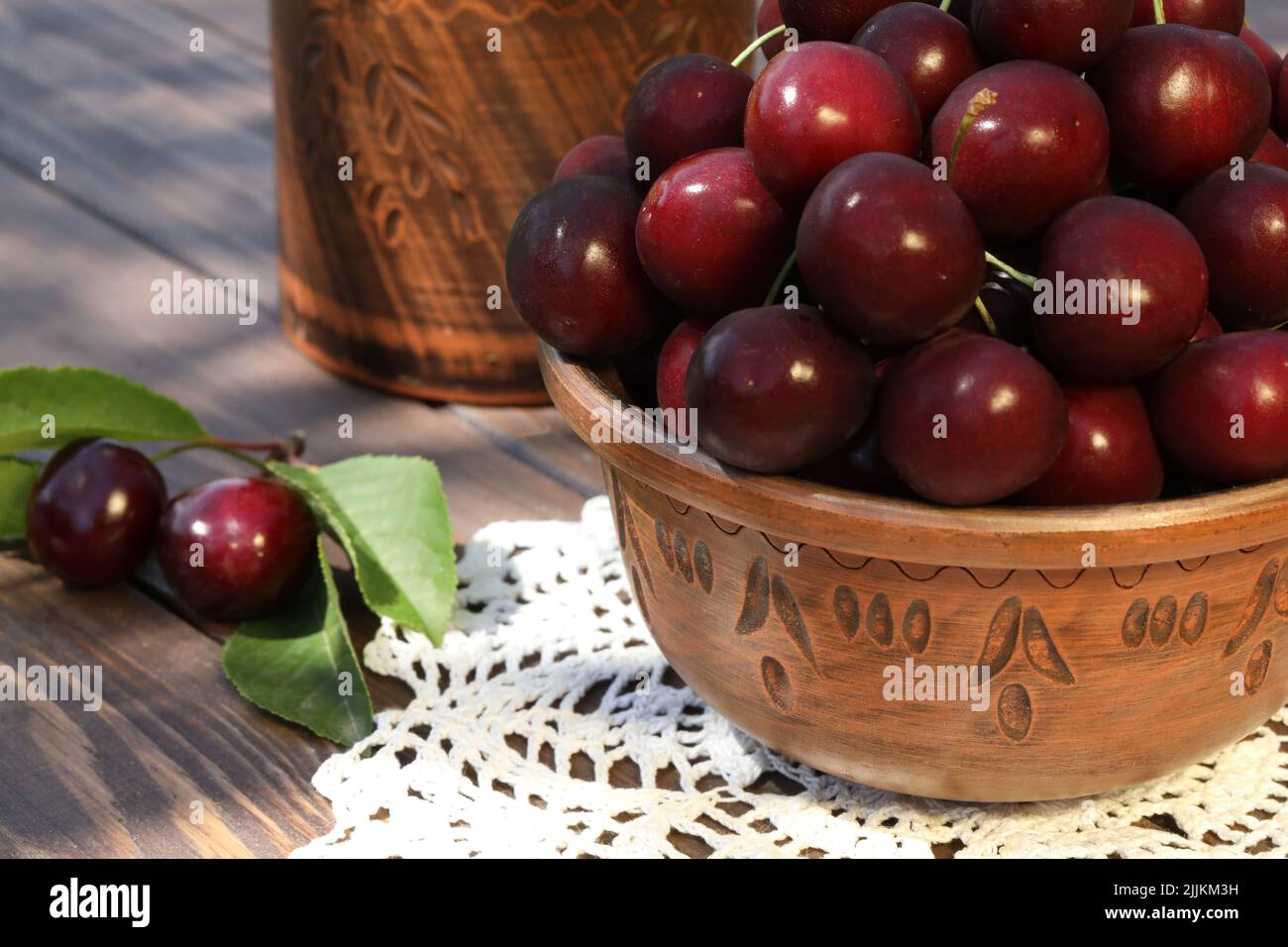 Süße Kirschen auf einem Holztisch im Garten Stockfoto