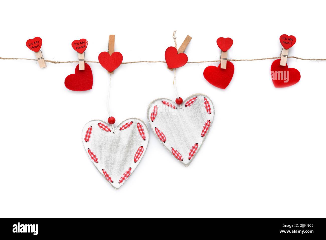 Wäscheklammern mit roten Herzen auf Seil isoliert auf weißem Hintergrund. Draufsicht. Grußkarte. Platz für Ihren Text Stockfoto