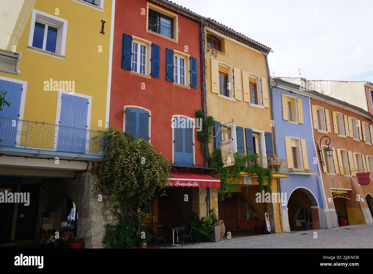 Farbenfrohe Innenstadt von buis les Barronnies südfrankreich Stockfoto