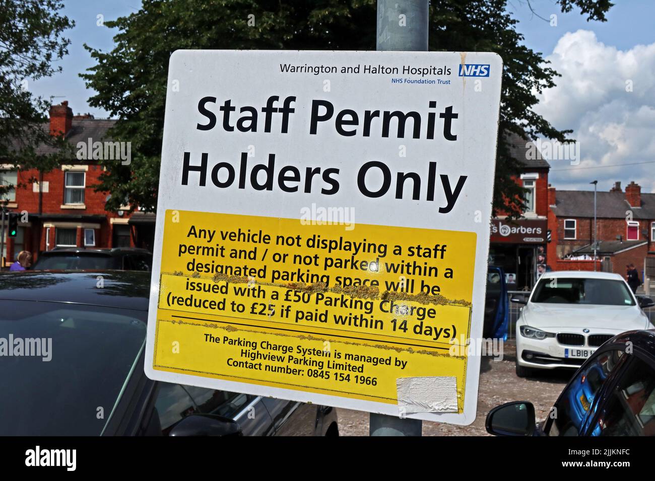 Teure Parkplätze für das Personal des Gesundheitsdienstes am Warrington Hospital, in der Stadt, in der Stadt, England, Großbritannien Stockfoto