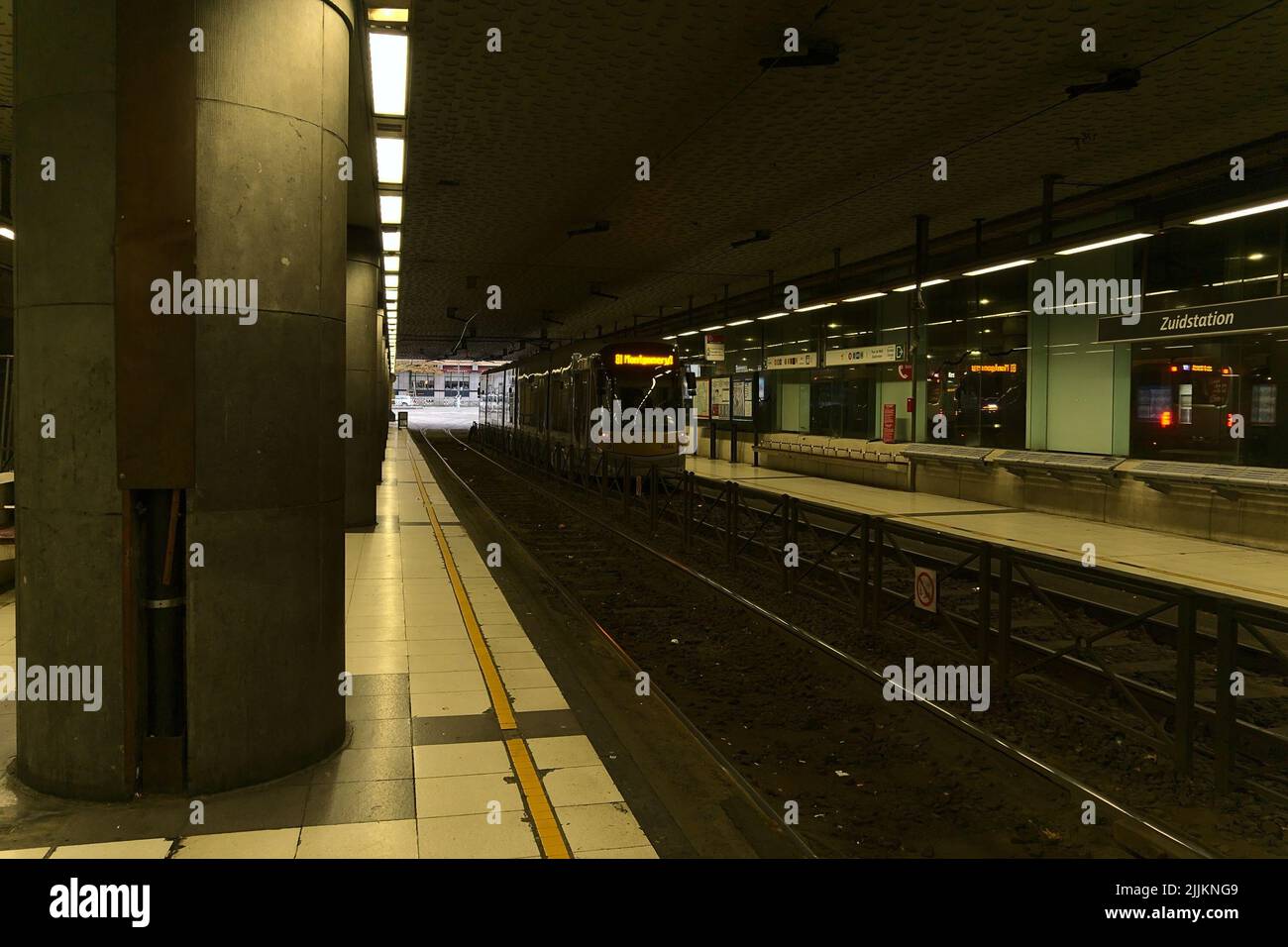 Der leere Bahnsteig des Bahnhofs Midi-Zuid Stockfoto