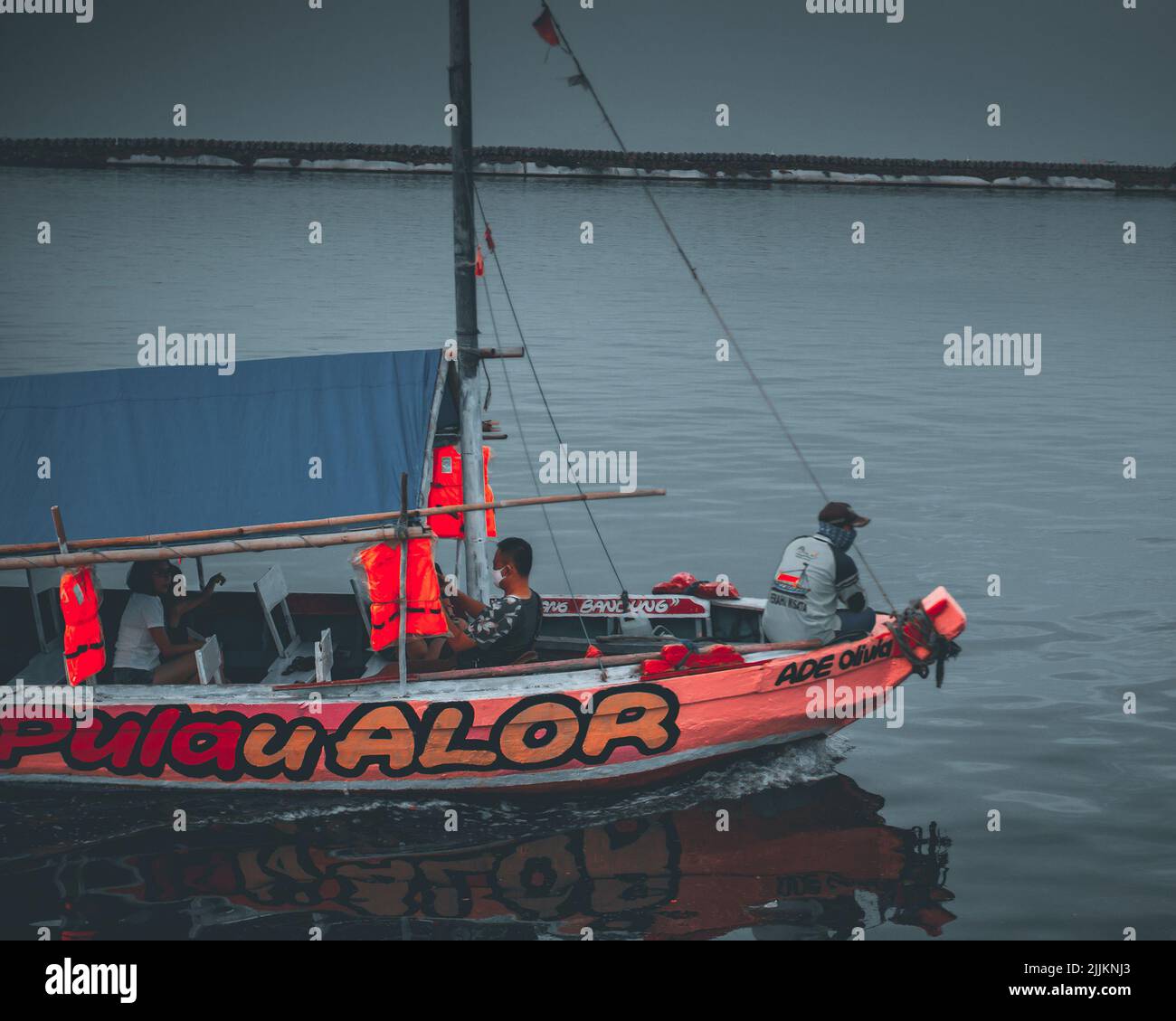Das Holzboot, das von Passagieren in Marina Ancol, Indonesien, bestiegen wird Stockfoto