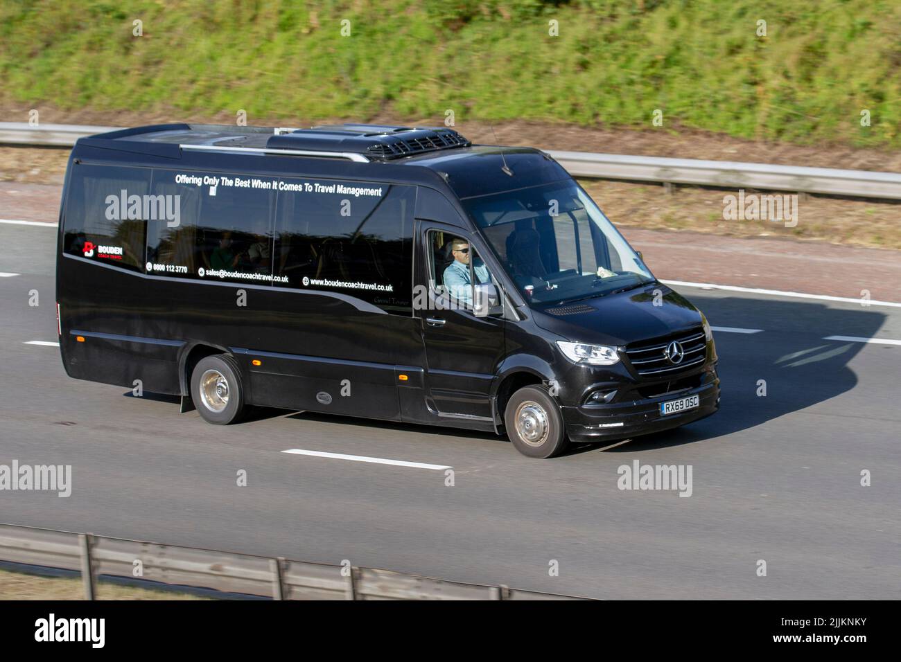 Bouden Travel Management. 2018 schwarzer MERCEDES-BENZ 516 CD C/C 2143 ccm Diesel PSV, Stadtbusvermietung, Luxus-Minibus, 16-Sitzer-Minibus, Fahrt auf der Autobahn M61, Großbritannien; Fahrt auf der Autobahn M6, Großbritannien Stockfoto