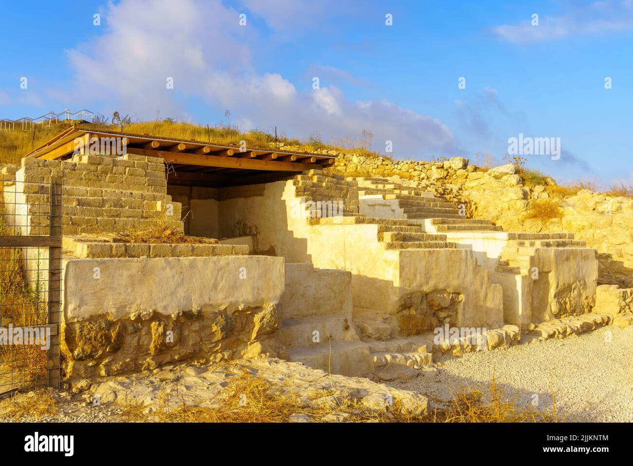 Ansicht der alten Wachzimmer in Tel Lachish, der Shephelah-Region, im Süden von Zentral-Israel Stockfoto