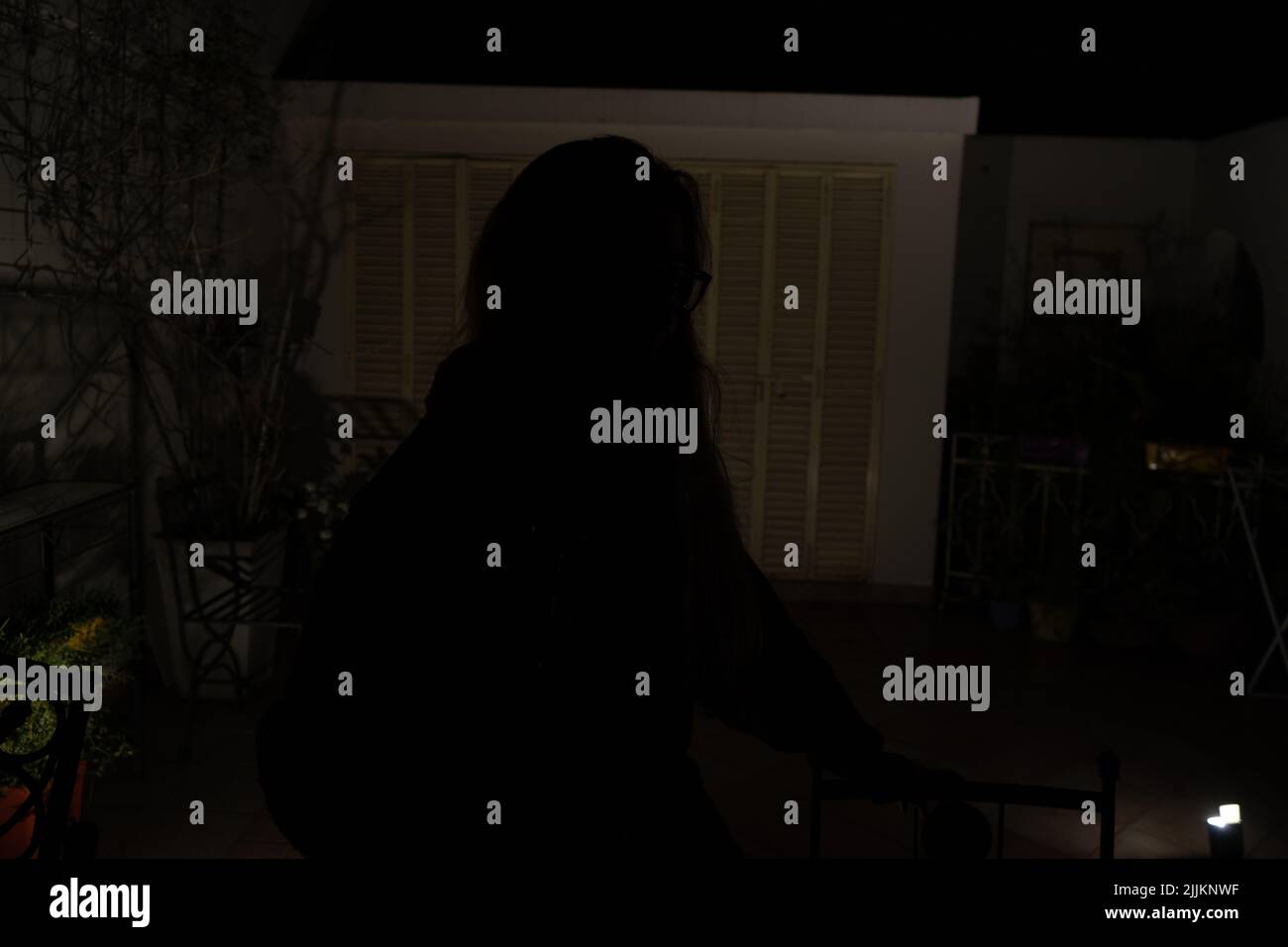 Frontaufnahme des Schattens einer Person in der Dunkelheit eines Nachts Stockfoto