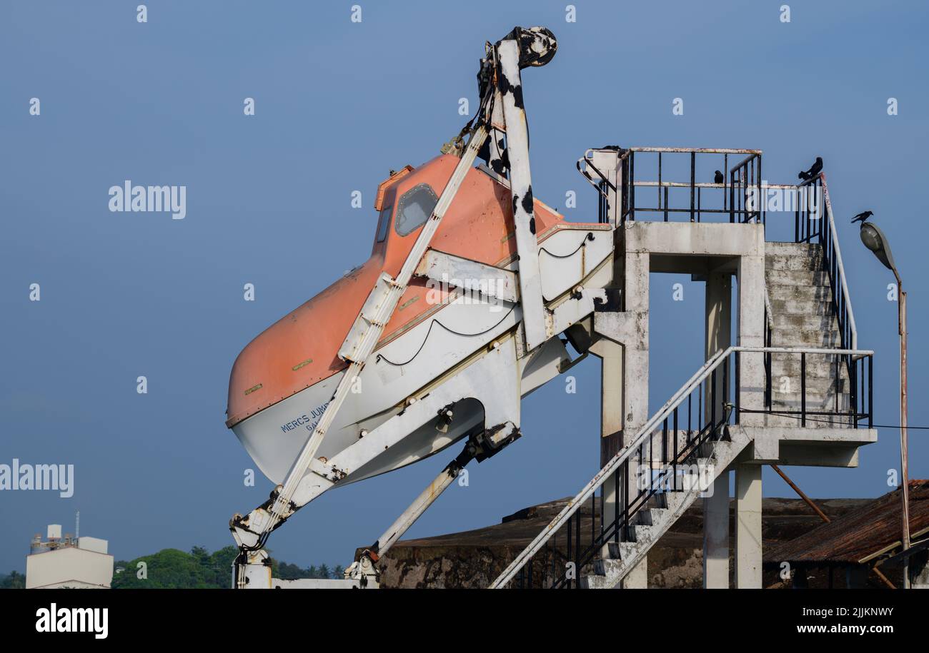 Rettungsboot setzt Mechanismus in der Festung Galle ein. Rettungsboot Davit Startverfahren. Stockfoto