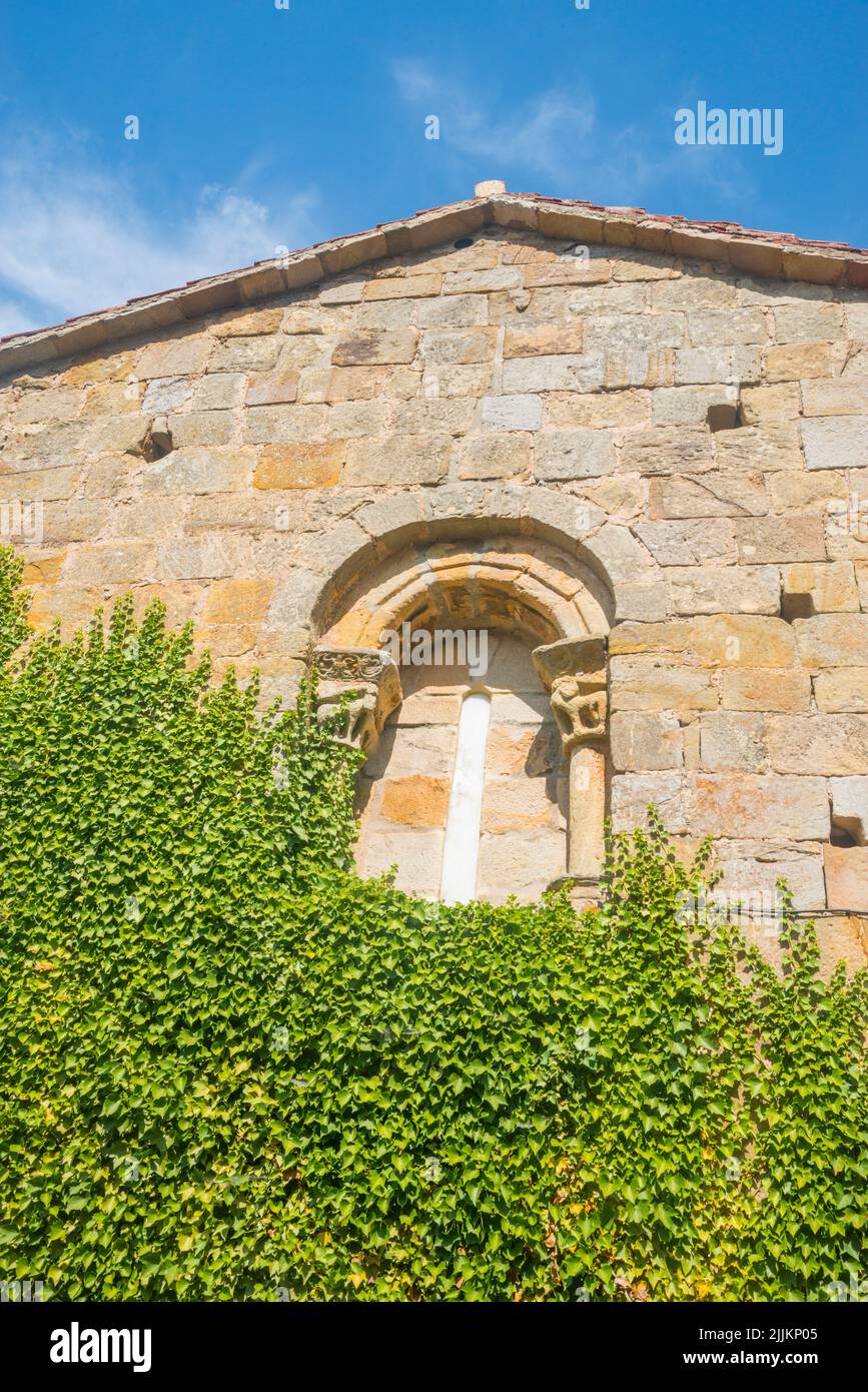Romanisches Fenster. Kirche von San Cipriano, Bolmir, Kantabrien, Spanien. Stockfoto