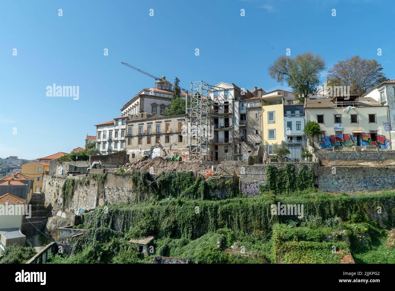 Eine schöne Aufnahme von Häusern und einem Gebäude, das auf einer Klippe in Porto, Portugal, gebaut wird Stockfoto